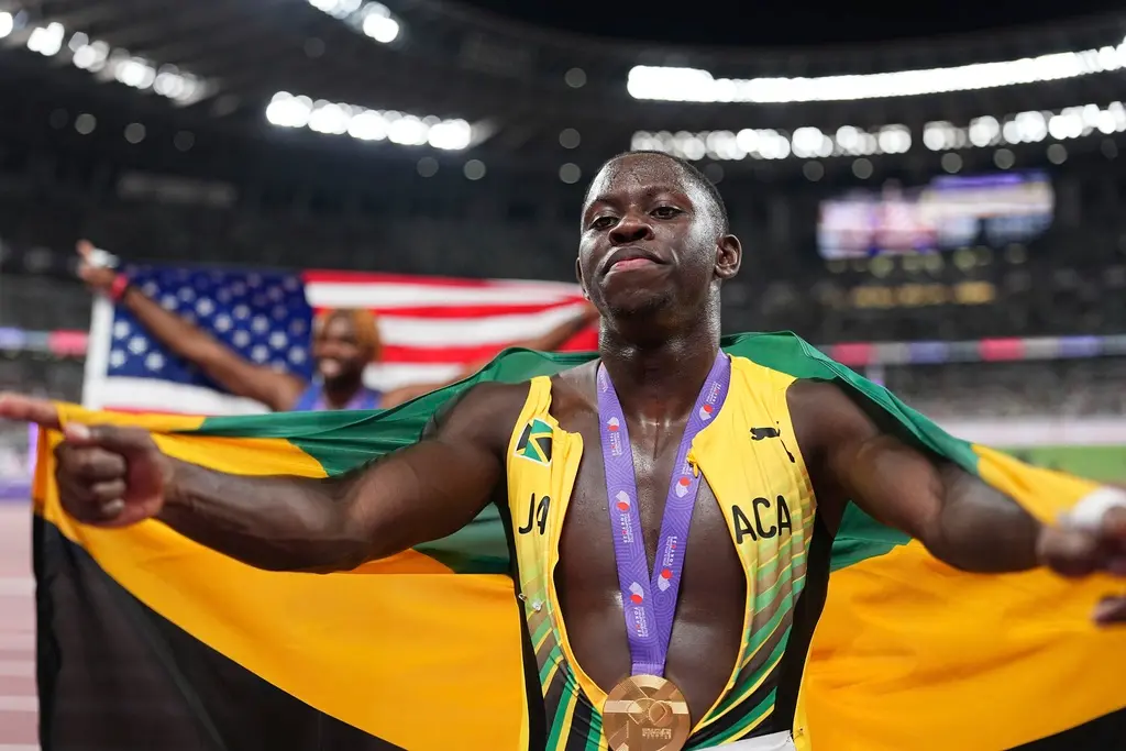 ▲在2025年世界田徑錦標賽的男子100公尺項目中，牙買加短跑好手賽維爾（Oblique Seville）在牙買加短跑傳奇博爾特（Usain Bolt）親自到場觀賽下，以個人最佳的9.77秒摘下金牌。（圖／美聯社／達志影像）