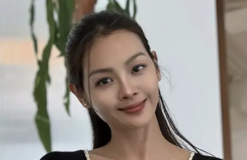 伊林名模林嘉綺罕見放閃！牽結婚14年老公遛狗　甜蜜互動宛如新婚
