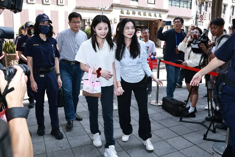 ▲國民黨台北市議員應曉薇(前右) 在女兒陪同下出庭。(圖/記者吳翊緁攝)