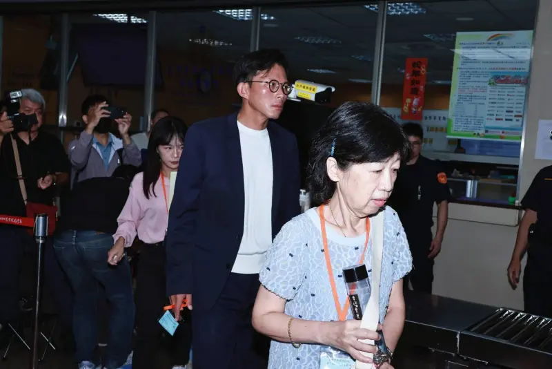 ▲民眾黨立委黃國昌(前中)與柯文哲妻子陳佩琪均到庭旁聽。(圖/記者吳翊緁攝)