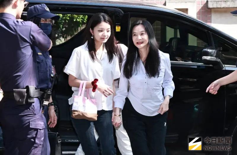 ▲北市議員應曉薇今由長女應佳妤（左）陪同出庭，母女緊緊挽在一起。（圖／記者吳翊緁攝，2025.09.15）