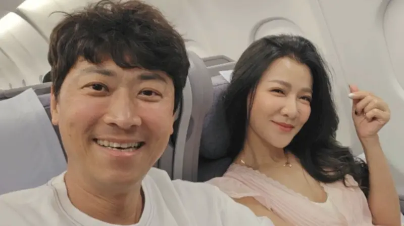 ▲銀色夫妻檔侯昌明（左）、曾雅蘭（右）結婚24年，今（15）日趁著兒女不在身邊，突然離開台灣飛往日本渡假，侯昌明感概，「人生好像就是這樣，我們結婚只有兩個人，然後孩子出生，長大後一個一個離開身邊，又回到兩個人。」（圖／翻攝自曾雅蘭臉書）