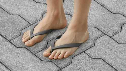 地磚拖鞋超暢銷！只在建材行賣　泰國「行走磚塊」
