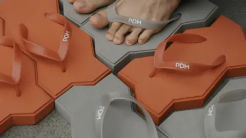 ▲PDM品牌更搞怪地將首波限量2000雙的「地磚鞋」只放在建材行販售，讓顧客在買水泥、瓷磚時能順手帶走一雙，場景代入感十足。（圖／翻攝自臉書）