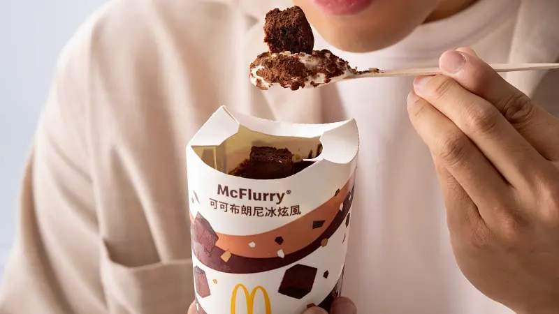▲麥當勞今（15）日表示，「可可布朗尼冰炫風」9月17日回歸開賣！「金選咖啡買5送5」美式、那堤LINE「隨買店取」寄杯優惠。義美食品表示，靜岡抹茶銅鑼燒冰淇淋「買2送1」。（圖／麥當勞提供）