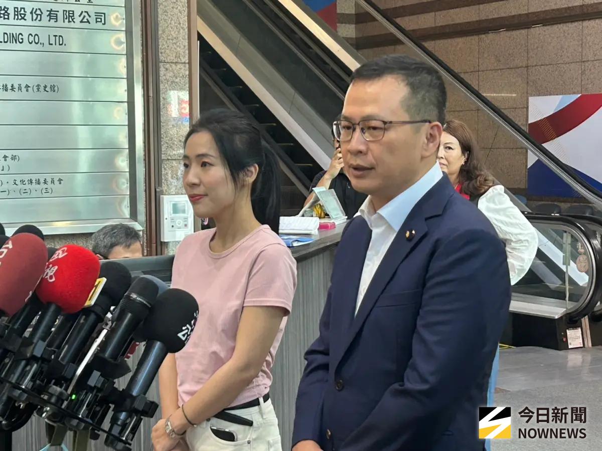 ▲國民黨立委徐巧芯陪同國民黨立委羅智強領表。（圖／記者林怡昕攝，2025.09.15）