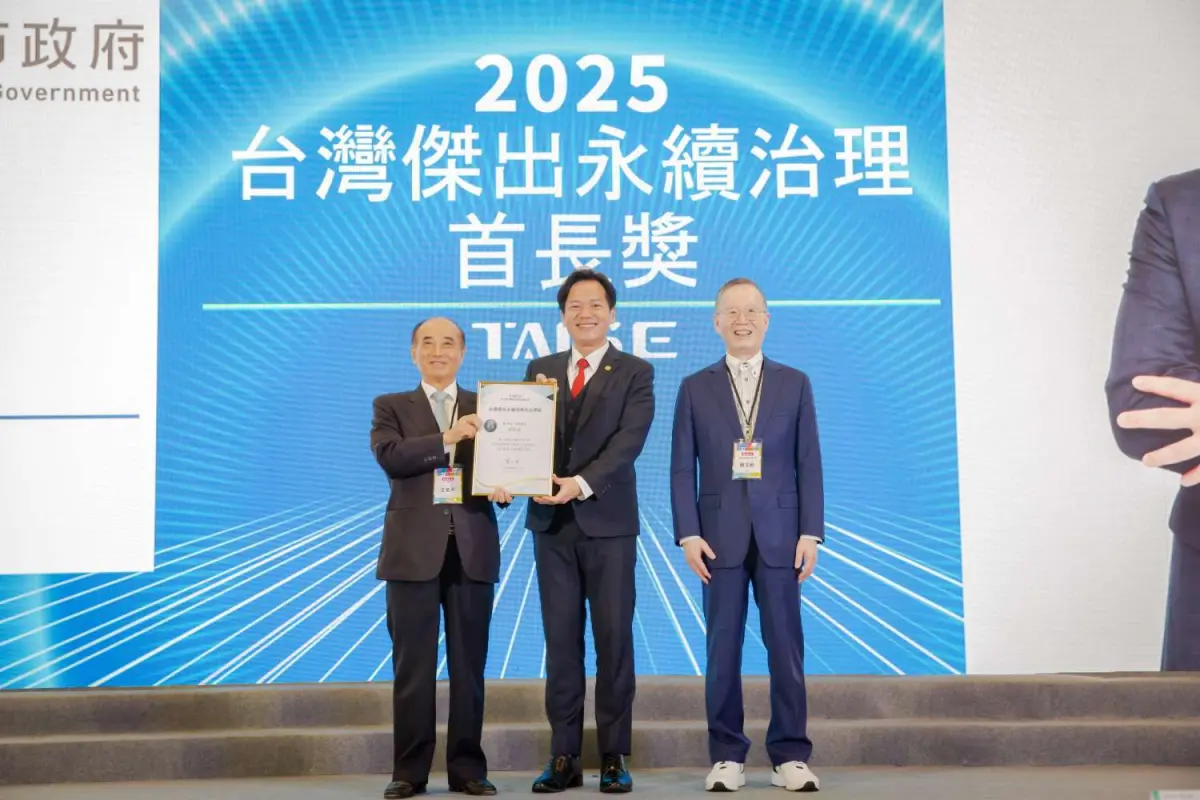 ▲邱臣遠代理市長獲台灣傑出永續治理首長獎。（圖／新竹市政府提供）