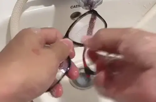 ▲洗眼鏡切記不能使用鹼性清潔劑清洗，肥皂、沐浴乳、洗髮乳、牙膏等皂鹼，對鏡片鍍膜造成級高的傷害，建議替換成中性洗碗精，與鏡片較為契合。（圖／小周藥師周本正臉書）