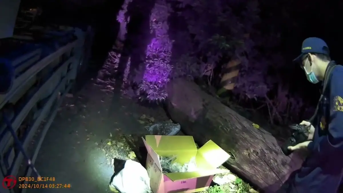 ▲張嫌急忙將毒品丟包墓仔埔棄置，但仍被警方查獲，起出毒品咖啡包2,398包、毒品藥錠2大包、製毒原料卡西酮1包（毛重269.62公克）等證物（圖/記者鄧力軍翻攝）