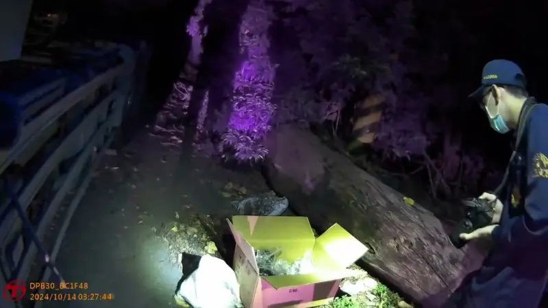 ▲張嫌急忙將毒品丟包墓仔埔棄置，但仍被警方查獲，起出毒品咖啡包2,398包、毒品藥錠2大包、製毒原料卡西酮1包（毛重269.62公克）等證物（圖/記者鄧力軍翻攝）