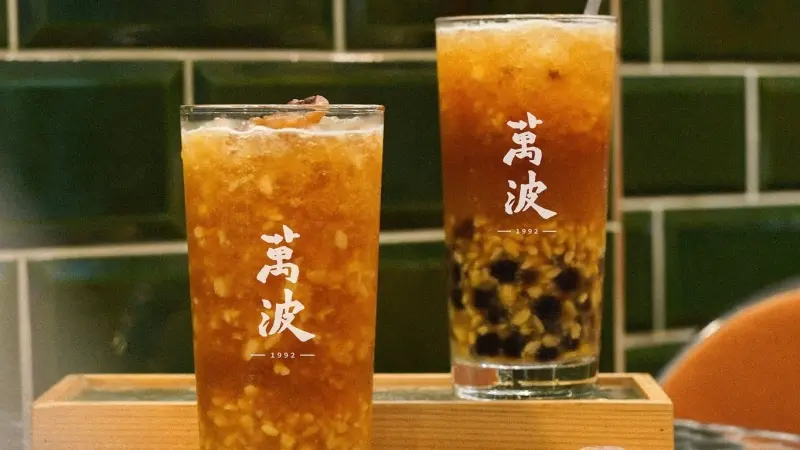 ▲萬波島嶼紅茶宣布漲價，表示「因原物料售價、人事及門市租金成本不斷攀升」，業者證實：「自2025年10月起菜單更新，部分品項售價將進行微幅調整」。麻古茶坊9月也調漲5元。（圖／翻攝自萬波島嶼紅茶FB）