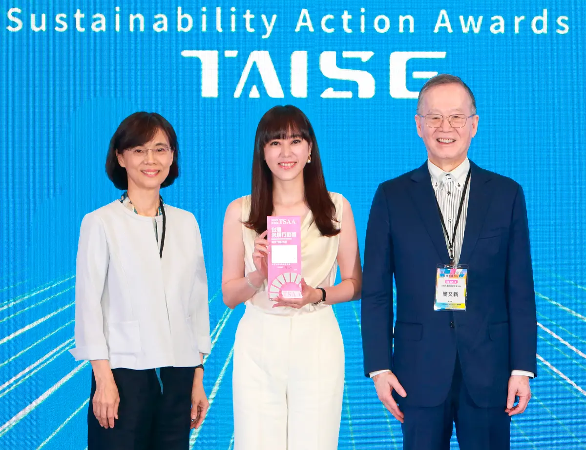 ▲全球人壽榮獲「2025台灣永續行動奬」SDG3《我的籃球夢 圓夢計畫》銀級，9月11日頒獎典禮由財政部常務次長謝鈴媛(圖左)及台灣永續能源研究基金會董事長簡又新(圖右)擔任共同頒獎人，全球人壽由品牌暨公共關係處副總經理蕭乃心(圖中)代表領獎。（圖／全球人壽提供）