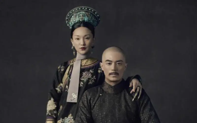 ▲周迅（左）被爆在拍攝《如懿傳》時刪改霍建華（右）台詞，害他壓力大到胃痛，今官方影友會不忍澄清這些年對周迅的不實謠言。（圖／衛視中文台、中天娛樂台提供）