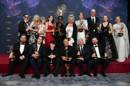 ▲《混沌少年時》是本屆艾美獎在迷你影集項目上的最大贏家，也勇奪最佳迷你影集大獎，劇組團隊上台共享榮耀。（圖／美聯社／達志影像）