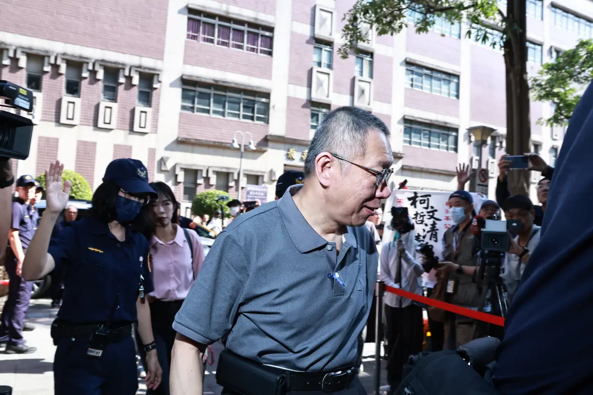 ▲前民眾黨主席柯文哲的律師團仍主張維持交保，並向北院喊話對本案已審理250幾天，比閱卷只有1天的高院更清楚案情和證人掌握的完整度。（圖／記者吳翊緁攝）