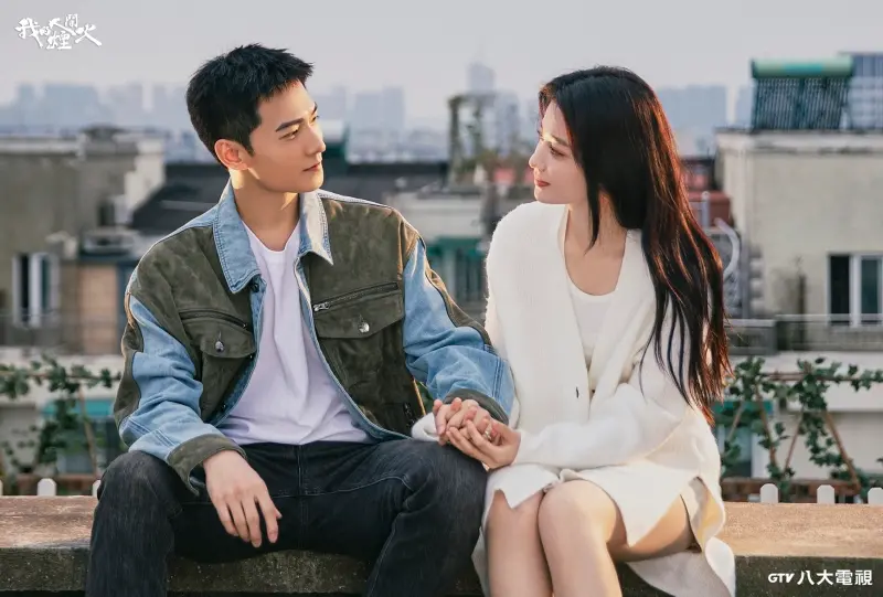 ▲楊洋（左）和王楚然（右）合作《我的人間煙火》爆假戲真做，楊洋也說，兩人在劇中慢慢靠近，屬於日久生情，給足彼此安全感的感情類型。（圖／八大提供）