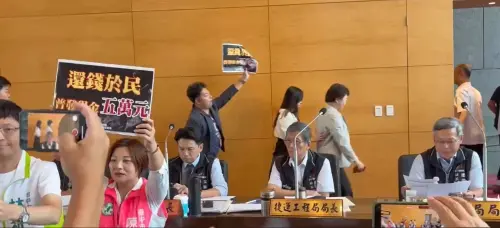 ▲幕僚殺出一條路帶盧秀燕離席，綠營市議員蔡耀頡追在後面喊話要求市府普發5萬。（圖／記者顏幸如攝，2025.09.15）