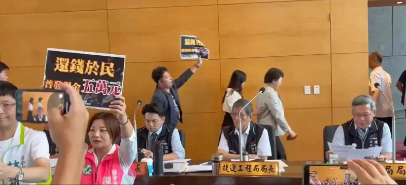 ▲幕僚殺出一條路帶盧秀燕離席,綠營市議員蔡耀頡追在後面喊話要求市府普發5萬。(圖/記者顏幸如攝,2025.09.15)