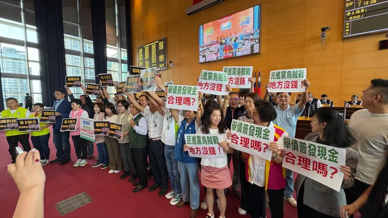 ▲藍綠議員各自舉手牌、高喊口號攻佔議場。(圖/記者顏幸如攝,2025.09.15)