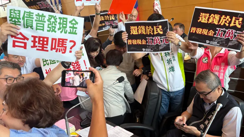 ▲藍營議員陳政顯、黃佳恬協助盧秀燕從人海中離席。(圖/記者顏幸如攝,2025.09.15)