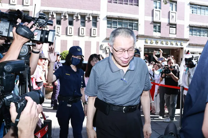 ▲前民眾黨主席柯文哲今（15）日上午出席羈押庭，而最新民調結果顯示，約有310萬人轉向認同柯案是遭到賴政府政治迫害。（圖／記者吳翊緁攝）