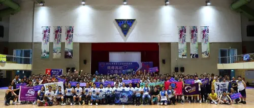 第四屆興傳盃公益籃球邀請賽圓滿閉幕，計有來自全國14所公私立大學院校、約400名EMBA學員組成19隊同場競技，場面盛大。(圖／主辦單位提供）