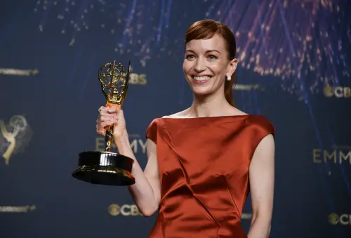 ▲《人生切割術》布麗特洛薇爾成為艾美獎新科戲劇類視后，露出開心的笑容。（圖／美聯社／達志影像）