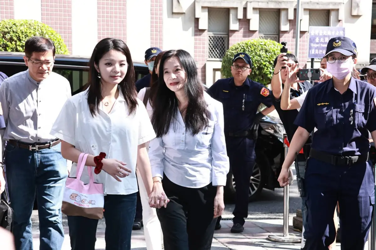 ▲北市議員應曉薇（右）今由大女兒應佳妤（左）陪同出庭，母女倆的手緊緊牽在一起。（圖／記者吳翊緁攝）