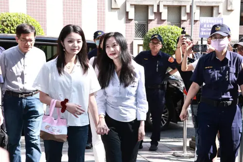 「國民岳母」應曉薇現身！雙手緊牽、貼臉耳語　大秀母女情深
