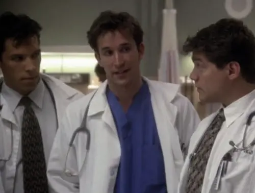 ▲諾亞懷利（中）年輕時因為在《急診室的春天》扮演實習醫生而建立知名度，當時曾連續5屆入圍艾美獎戲劇類最佳男配角，都沒能獲獎。（圖／摘自IMDb）