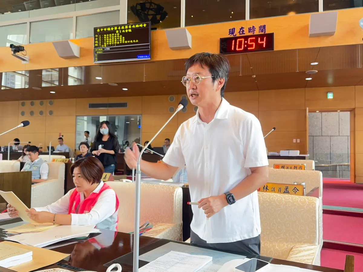 ▲議員江肇國質疑，台中新光三越發生氣爆事件以來，市府至今未對事故原因做出完整說明(圖／柳榮俊攝2025.9.15)