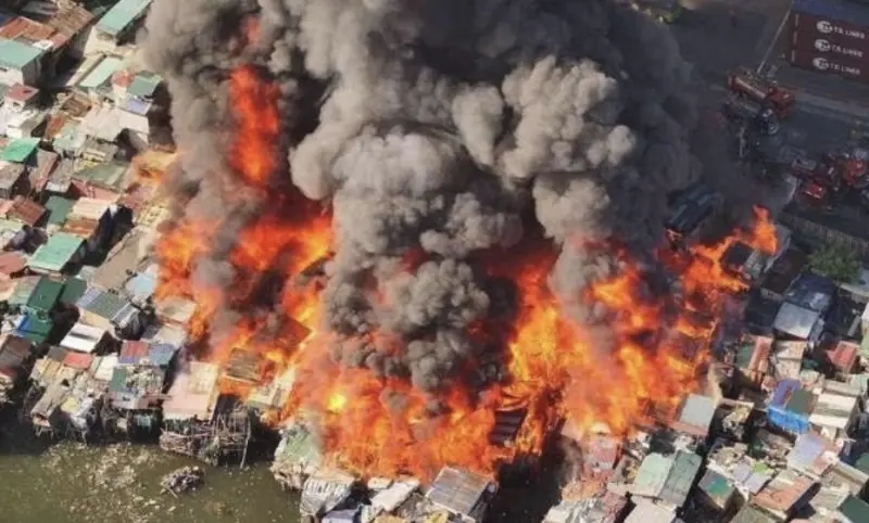 ▲火災發生於本月13日晚間，波及四棟建築，造成約500戶家庭、共1000人受影響。（圖／Manila DRRM Office臉書）