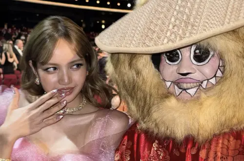 BLACKPINK Lisa碰上真人Labubu！表情管理全歸0　粉絲笑它已失寵
