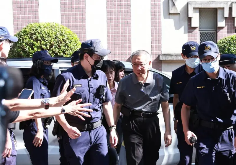 ▲柯文哲不滿檢察官禁止他接觸所有證人，當庭怒斥惡劣，立刻遭到法官制止。（圖／記者吳翊緁攝）