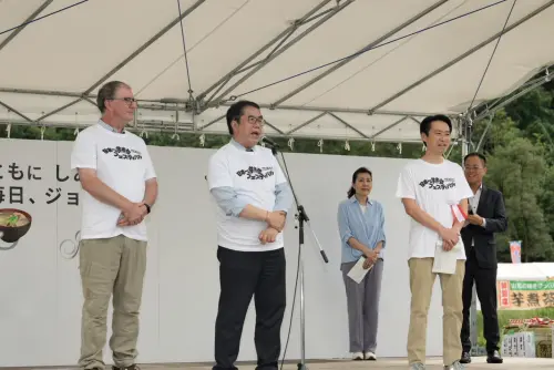 ▲黃偉哲在參加「日本第一芋煮節」時向現場山形市民致上問候。（圖／南市府提供）