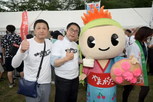 ▲黃偉哲與,山形市議員長谷川幸司以及山形市宣傳大使はながたベニちゃん合影。（圖／南市府提供）