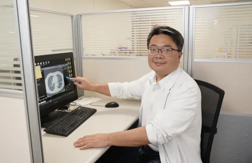 ▲胸腔外科醫師謝義山表示，曾經得過肺結核患者，肺部都會有小病灶，後續得到肺癌的機會，大概是正常人的40倍到200倍，（圖／中國醫藥大學新竹附設醫院提供）