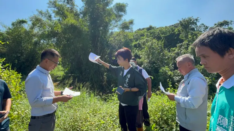 ▲台南官田湖山排水發生土堤崩塌！陳亭妃：必須優先修復（圖／陳亭妃提供）