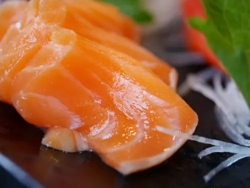 ▲小孟老師建議，因為好兄弟特別喜愛血腥的食物，除了生魚片之外，喜歡去溪邊玩或在山上烤肉的朋友，也建議避免用活的海鮮來炭烤，以免好兄弟「聞香」而來。（圖／取自photoAC）