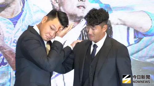 ▲富邦悍將林哲瑄引退記者會，隊友范國宸（左）淚崩，送上引退禮物。（圖／記者陳云茹攝,2025.09.15）