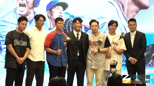 ▲富邦悍將林哲瑄（中）引退記者會，隊友戴培峰、高國輝、游霆崴、江國豪、陳仕朋、范國宸現身，給予引退祝福。（圖／記者陳云茹攝,2025.09.15）