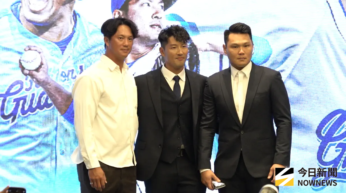 ▲林哲瑄今日舉辦引退記者會，高國輝（左）、范國宸（右）皆到場送上引退禮物。（圖／記者陳云茹攝,2025.09.15）