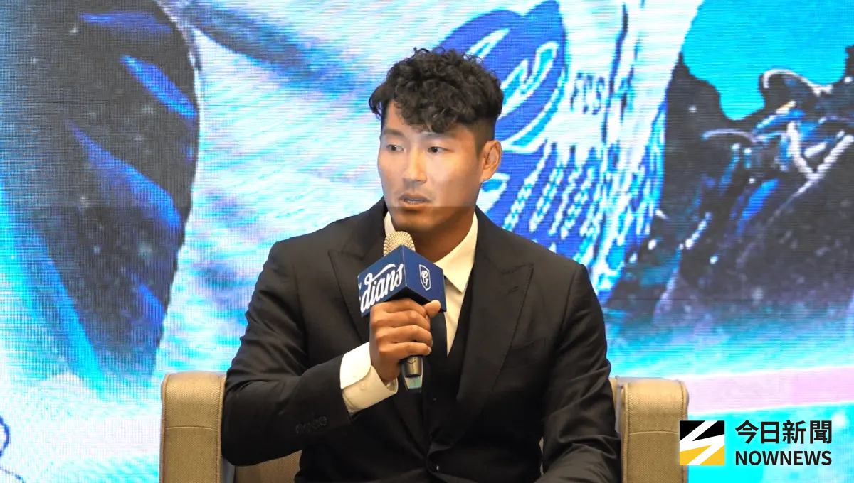 ▲▲富邦悍將林哲瑄今日舉辦記者會宣布將正式引退，在會中7度哽咽落淚，直言自己騙了學弟，但做出引退決定很困難。（圖／記者陳云茹攝,2025.09.15）