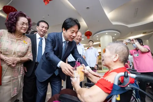 President Lai Ching-te interacts with senior citizens. (Office of the President)