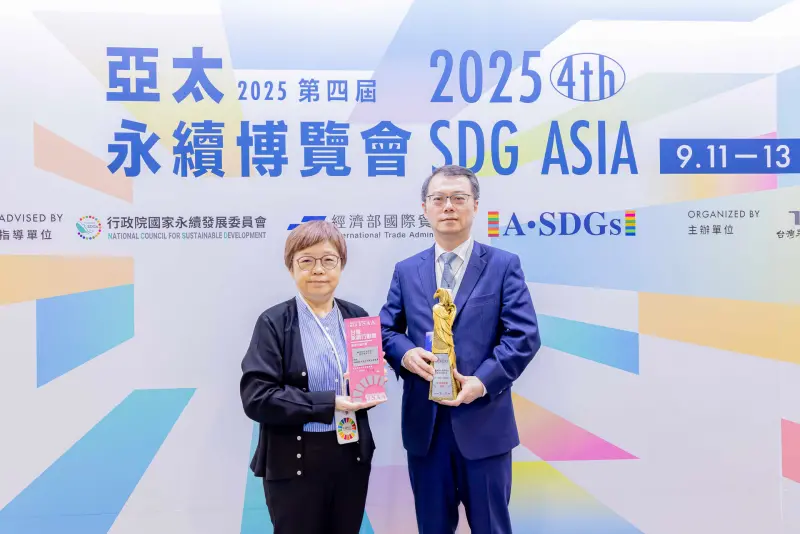 ▲新光銀行榮獲「第五屆TSAA台灣永續行動獎」銅獎及「第九屆台北金鵰微電影展」銀獎雙獎肯定，由新光銀行邱柏洋副總經理(右)及通路營運部李孜馨協理(左)出席代表受獎。（圖／新光銀行提供）