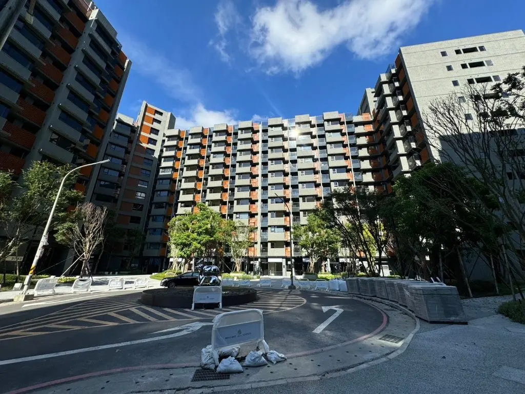 ▲汐止茄苳生活圈有一造鎮型建案，因屋齡新、街廓整齊，獲得消費者青睞，挹注交易量。（圖／信義房屋提供）