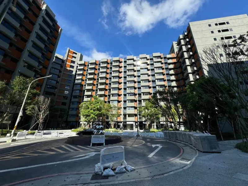 ▲汐止茄苳生活圈有一造鎮型建案，因屋齡新、街廓整齊，獲得消費者青睞，挹注交易量。（圖／信義房屋提供）