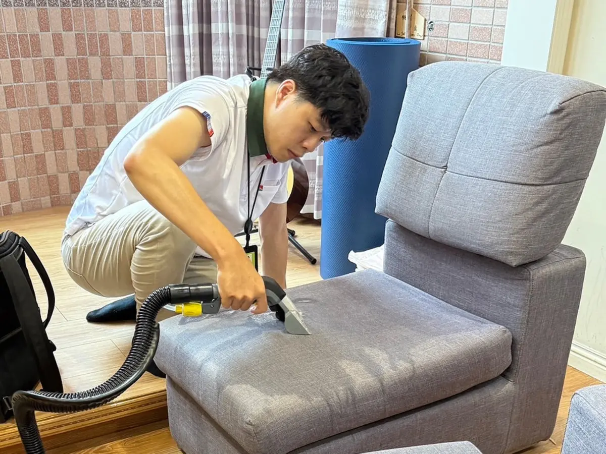 ▲信義房屋四號公園店主任詹博詠卻自學清潔技巧，提供客戶免費的沙發和床墊清潔服務，讓原本要被客戶汰換的家具重獲新生。（圖／信義房屋提供）