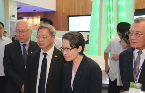 ▲蕭美琴在會前參觀工研院特展，了解到AI智慧如何應用在各產業，譬如便利商店冷凍設備可以智慧節能。（圖／記者鍾泓良攝影）