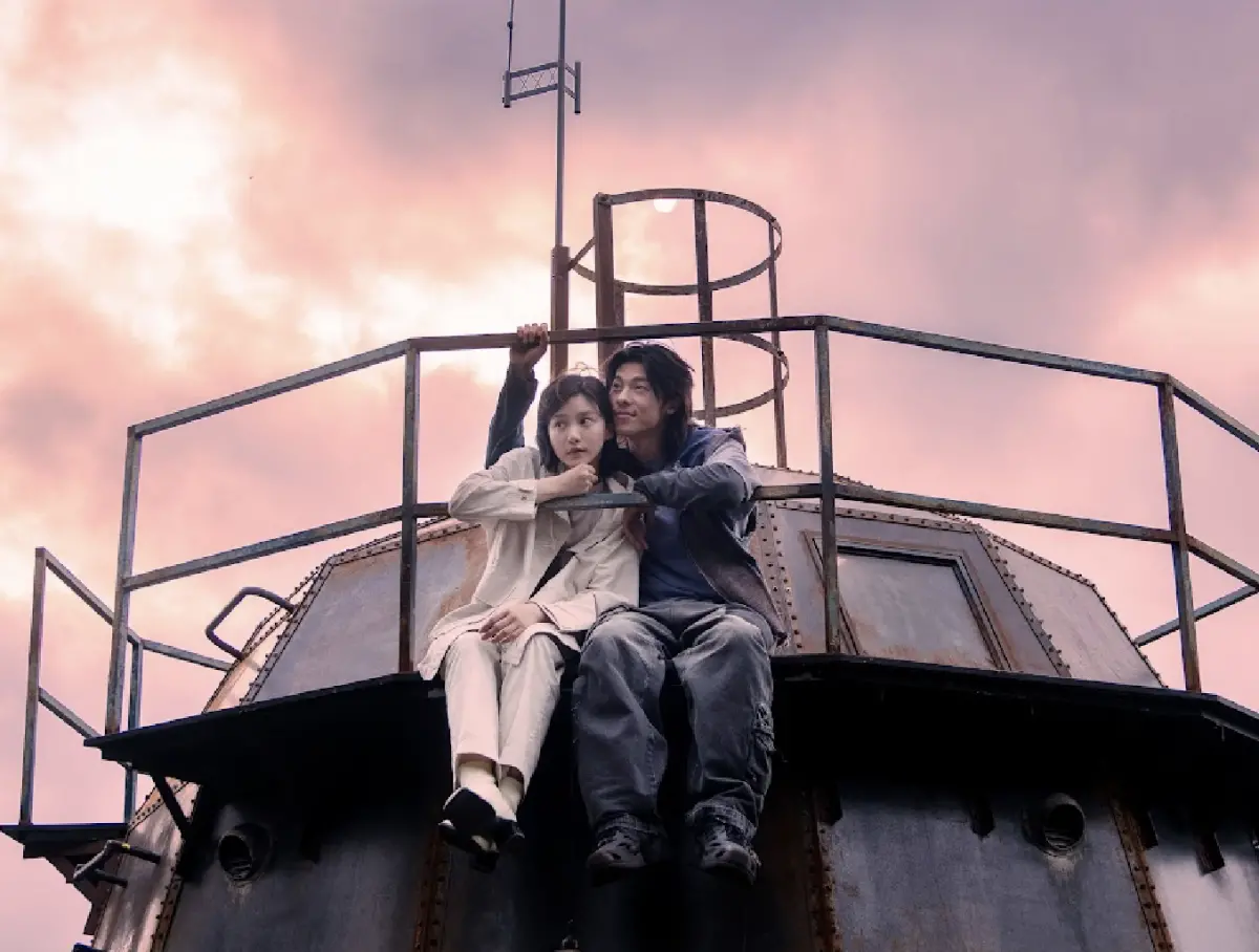 ▲許光漢（右）退伍後首部在戲院推出的新片《他年她日》，氣氛浪漫、情節設定奇幻。主題曲由JJ林俊傑參與創作、演唱，粉絲直呼催淚，甚至有人光看搭配電影畫面的MV就想哭。（圖／甲上娛樂提供）